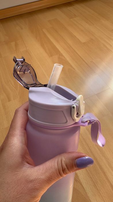 Świetny bidon ze słomką pojemność 750ml