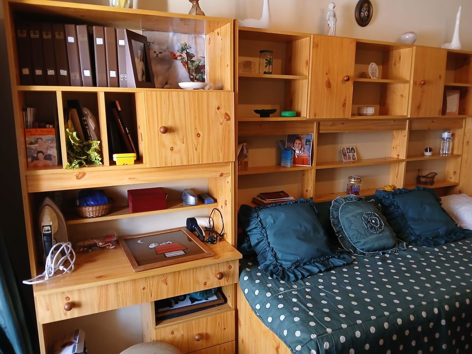 Mobilia de quarto  em pinho mel, maciço,  com gavetão e secretária