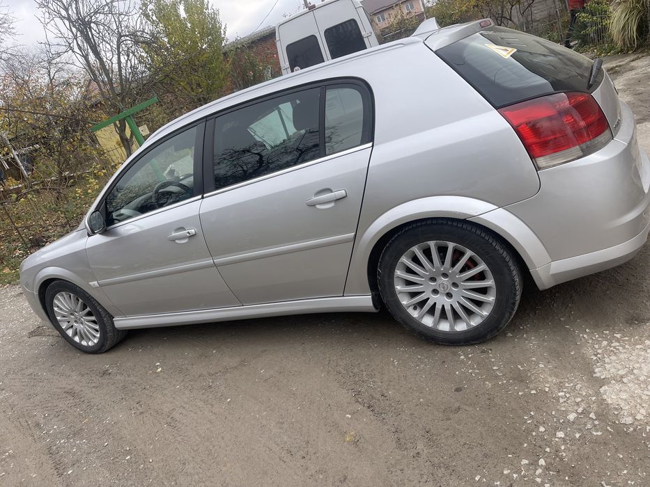 Автомобіль.