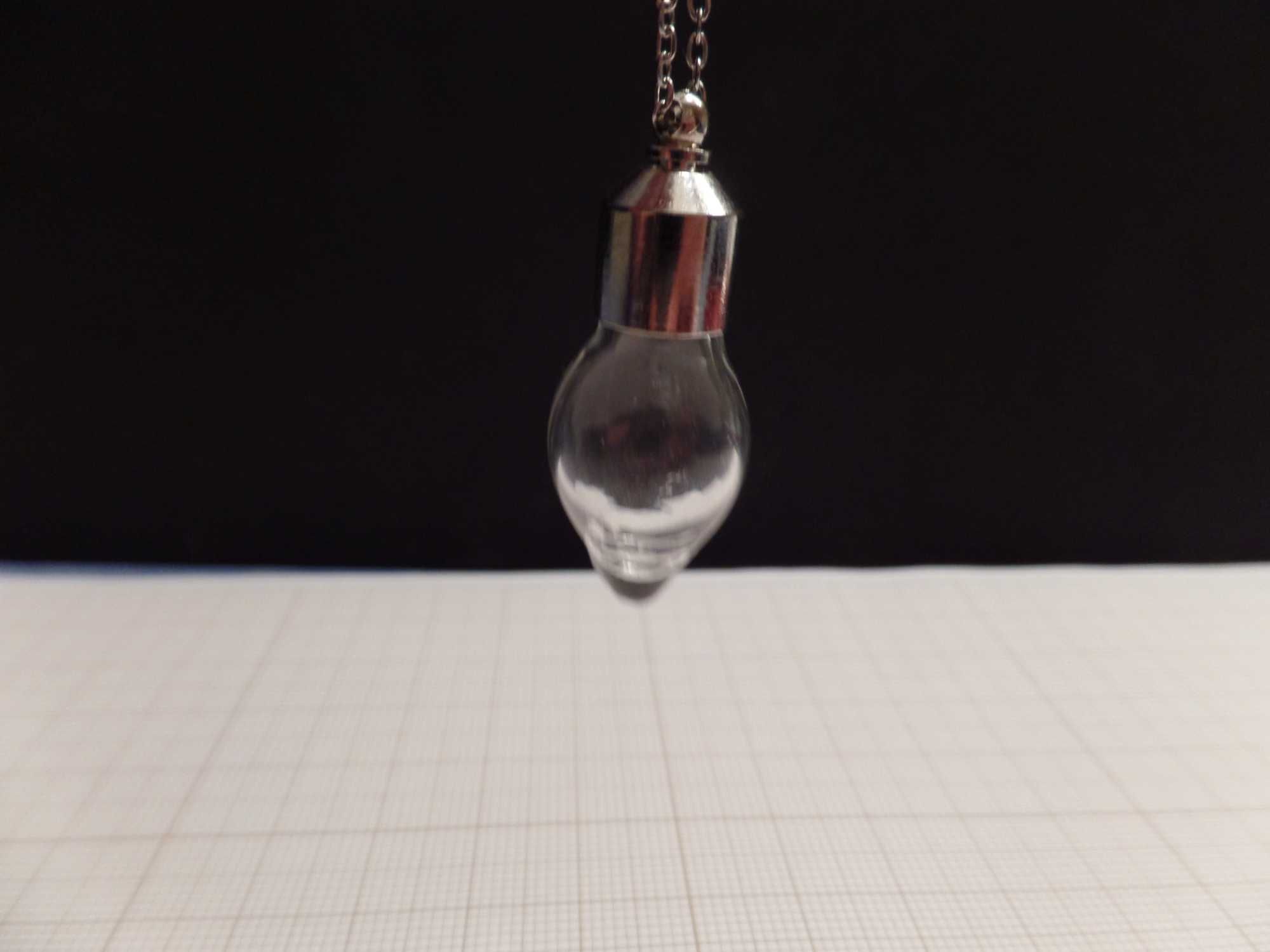 Colar com frasco em vidro formato de Lágrima (V63)