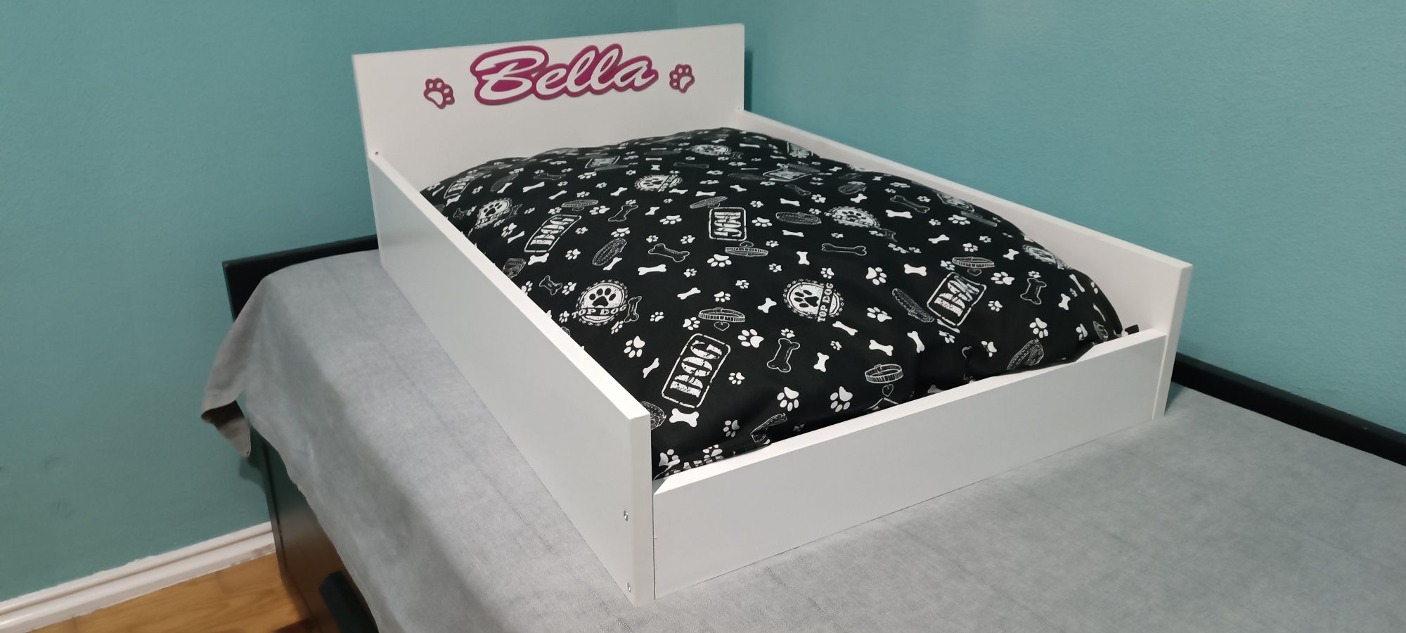 Cama em madeira para cão