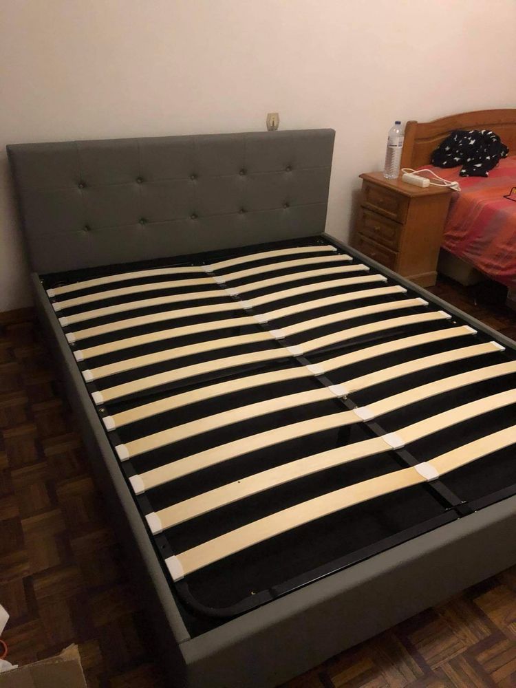 Cama cinzenta estofada com colchão incluido