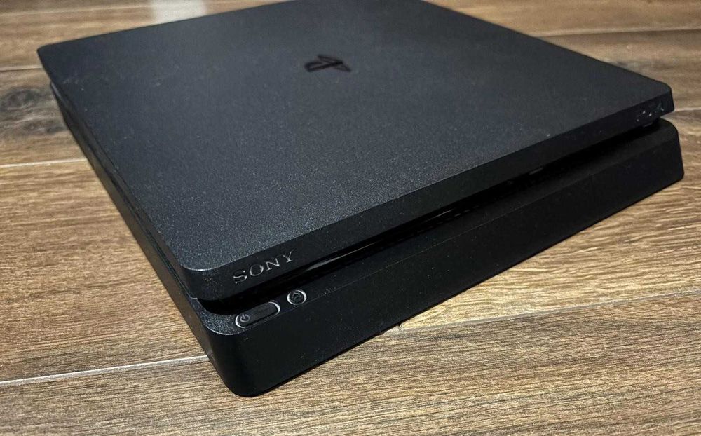 Konsola Sony Playstation 4 slim + dwa pady + gra oryginalny komplet