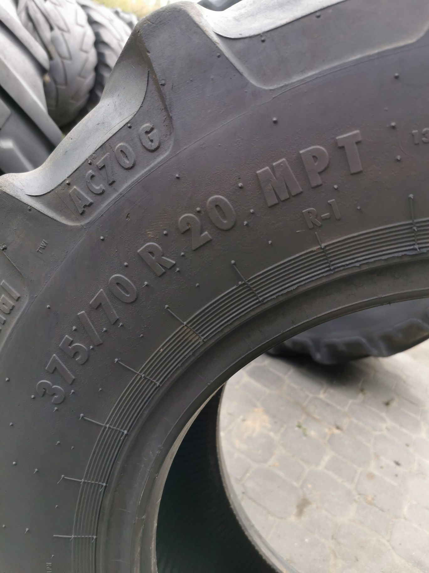 Para opon 375/70R20 MPT Mitas AC 70C