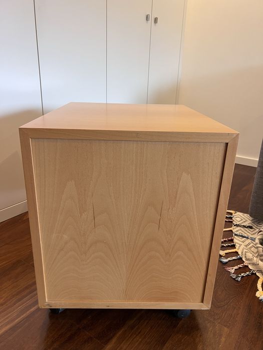 Armário com gavetas e rodas para escritório