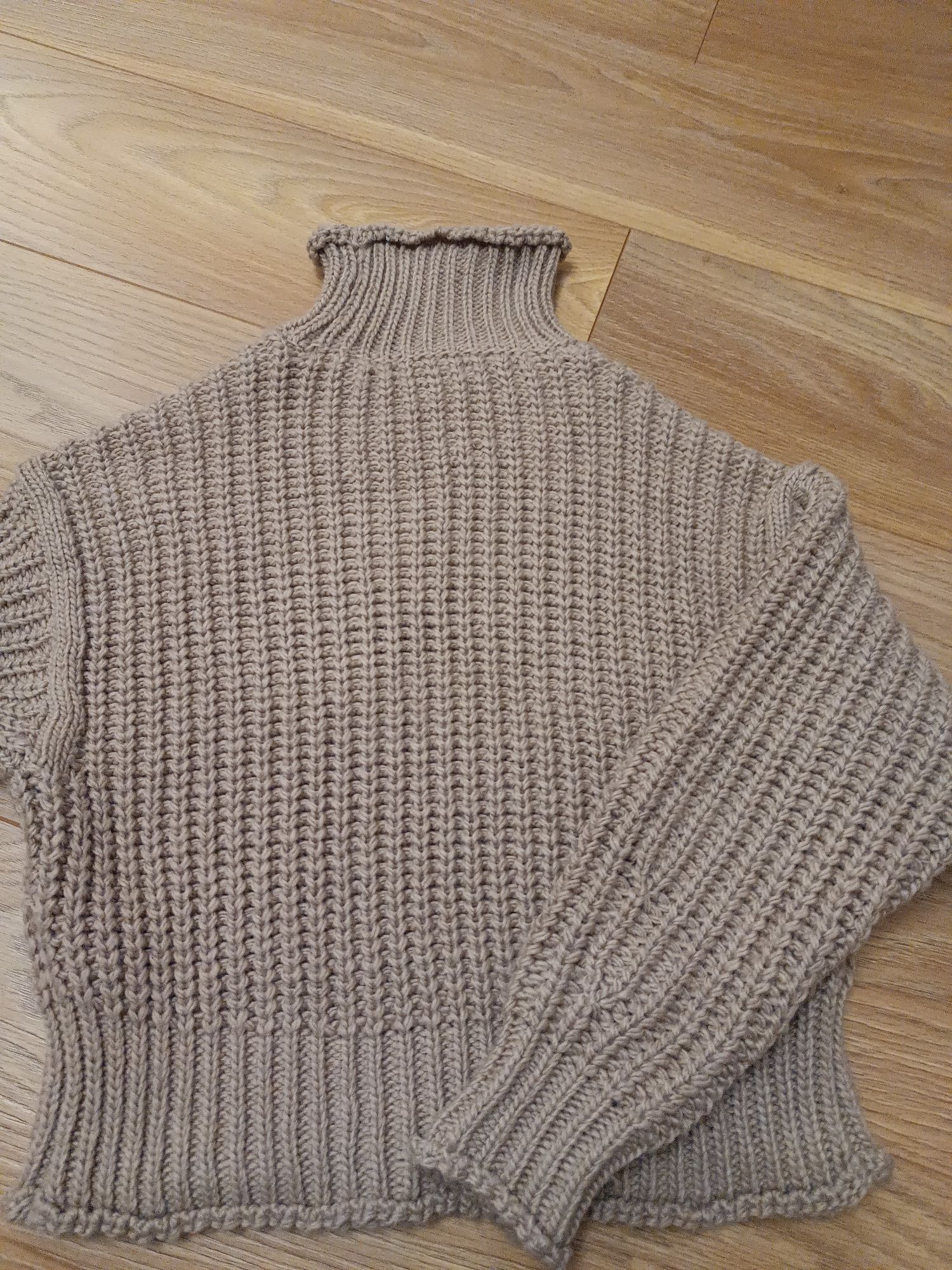 Светр    H&M короткий