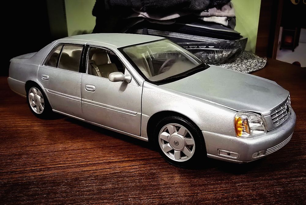Cadillac DTS DeVille 1:18