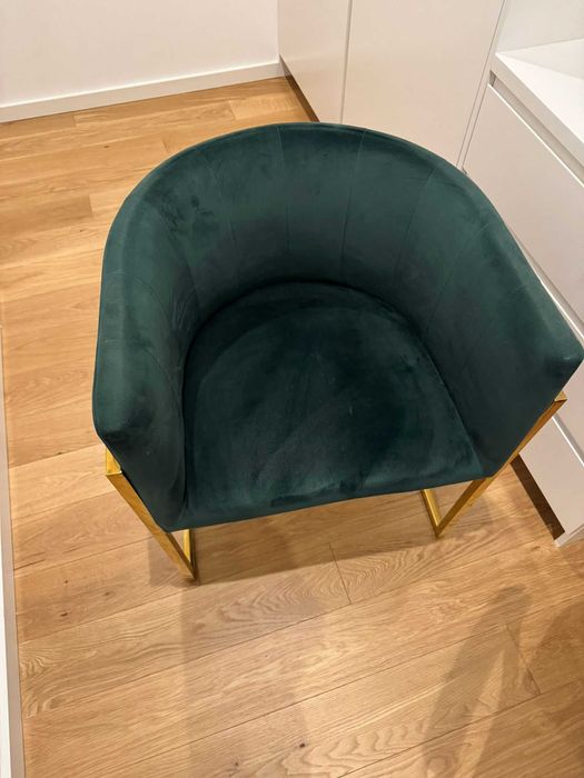 Cadeirão verde com detalhe dourado