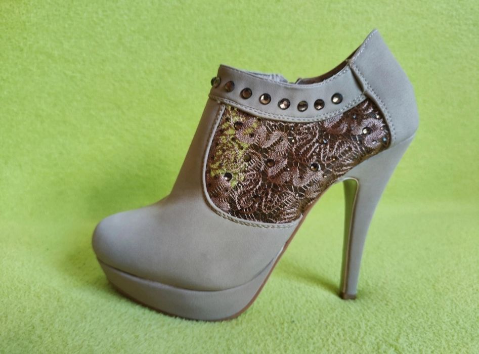 Beżowe botki na szpilce