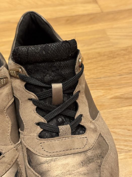 Tenis castanhos e bejes da Geox