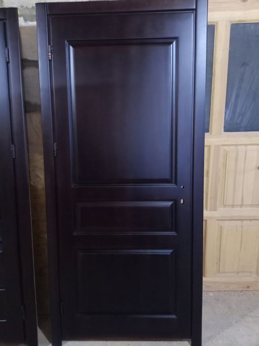 Дерев'яні класичні двері кольору венге