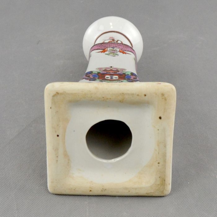 Castiçal em porcelana com brasão do Reino de Portugal