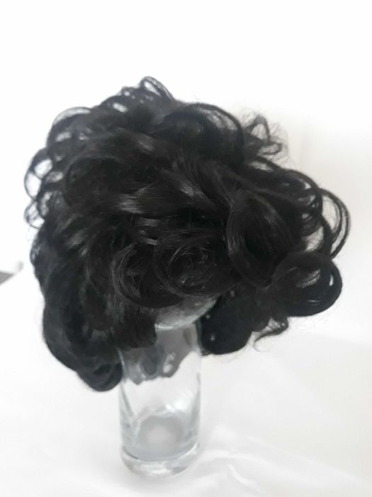 Peruka firmy Gisela Mayer z przypinka