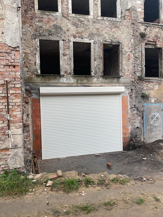 Garaż  w centrum, wysoki z prądem.