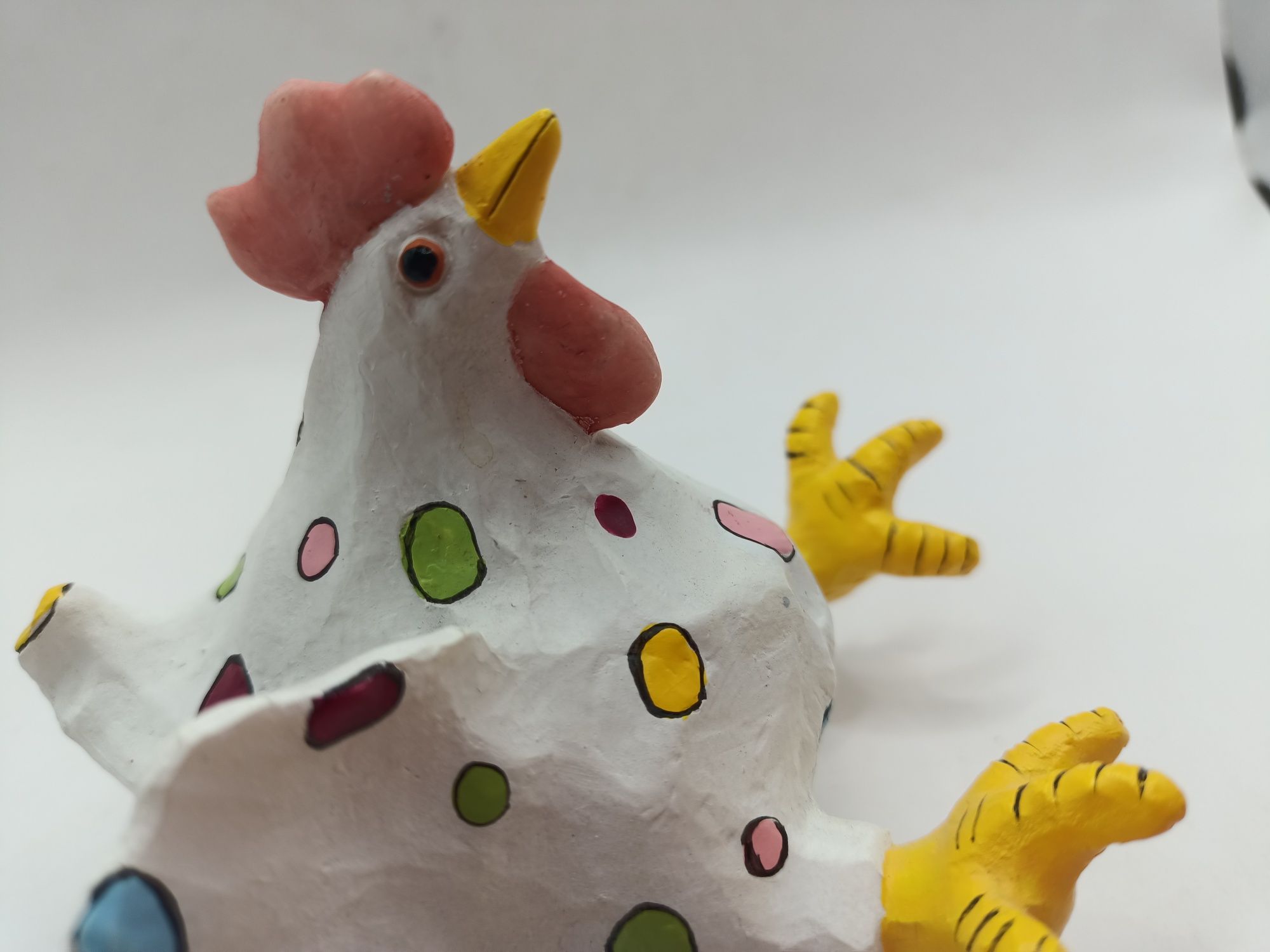 Figurka ceramika gruby ptak kurczak w kolorowe kropki