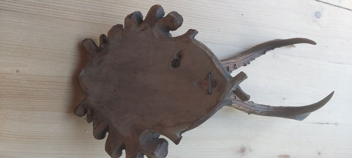 Parostki zabytkowe na rzeźbionym drewnie