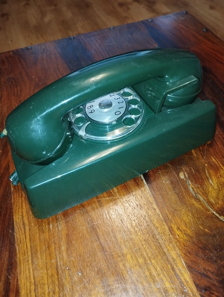 Stary telefon stacjonarny w kolorze zielonym