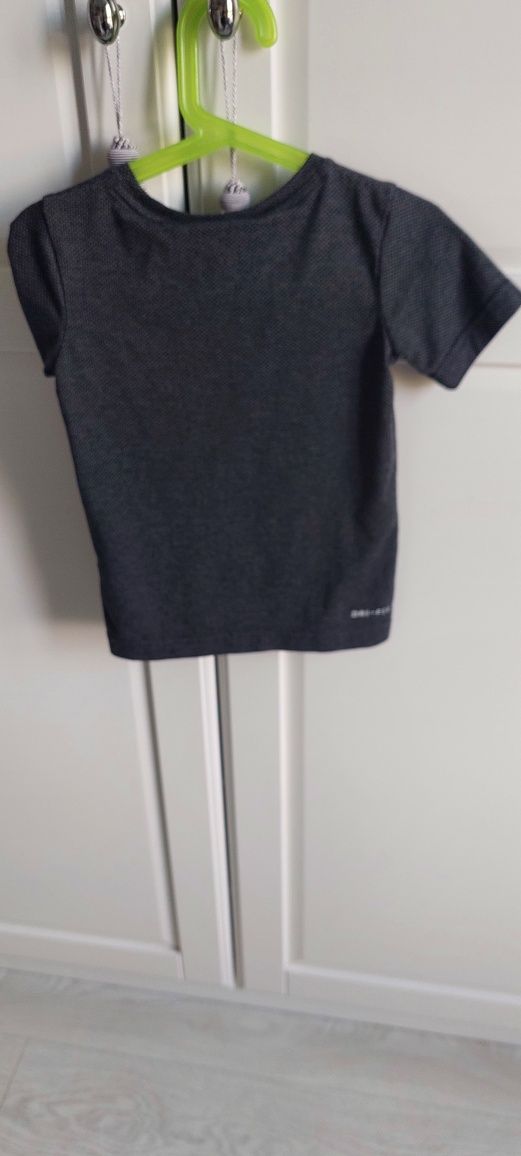 Nike dri fit podkoszulka 98/104 super przewiewna