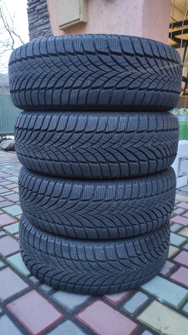 Зимові шини Goodyear UltraGrip Ice 2 215/60R16 99T