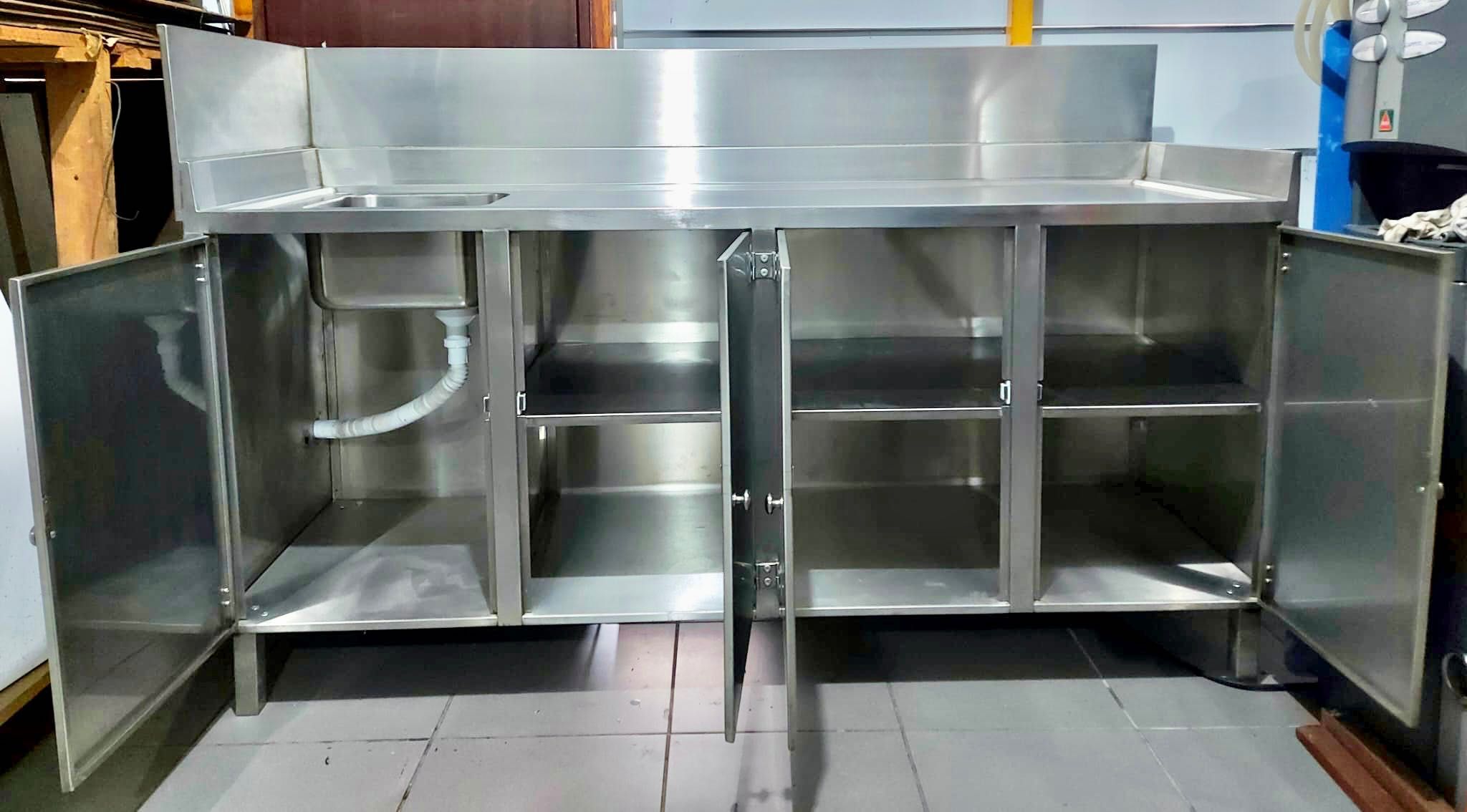 Bancada de inox com 1 Cuba e 4 portas.