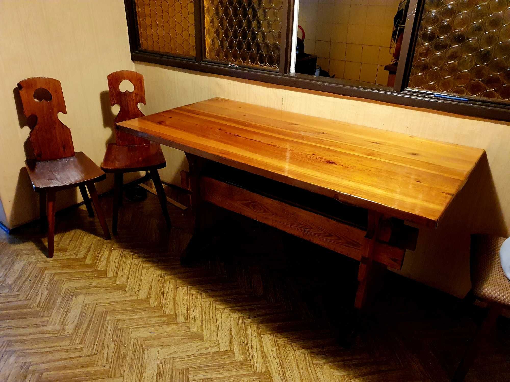 Piękny rustykalny stół z krzesłami. Lite drewno