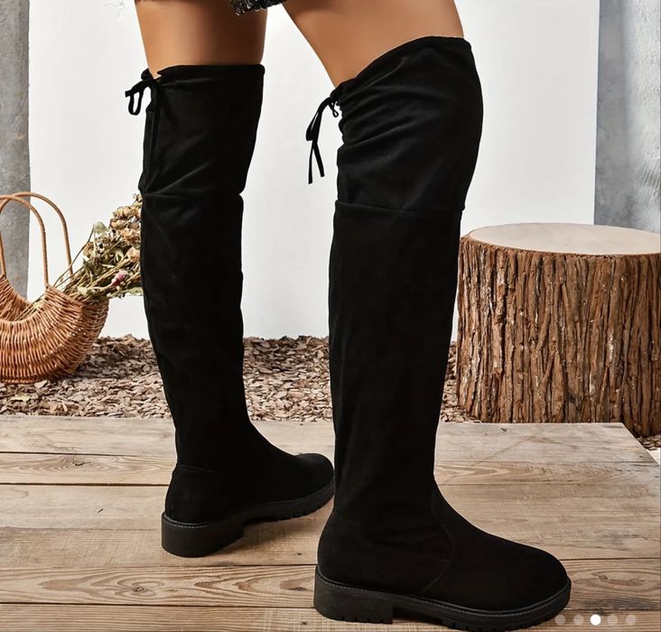 Стильні жіночі чоботи вище колін