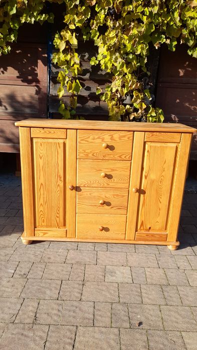 Komoda z litego drewna sosnowego – solidna, naturalna i pojemna