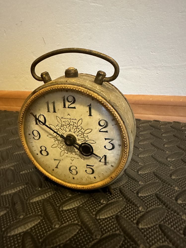 Zabytkowy budzik zegar nakręcany Antyk Jantar ZSSR