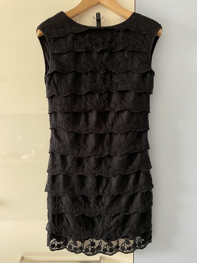 Mała czarna koronkowa sukienka r. 38 reserved
