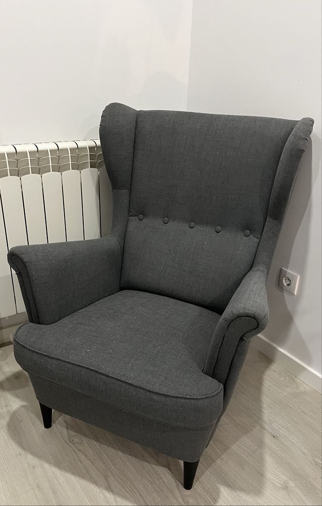 Poltrona cinzenta (ikea)