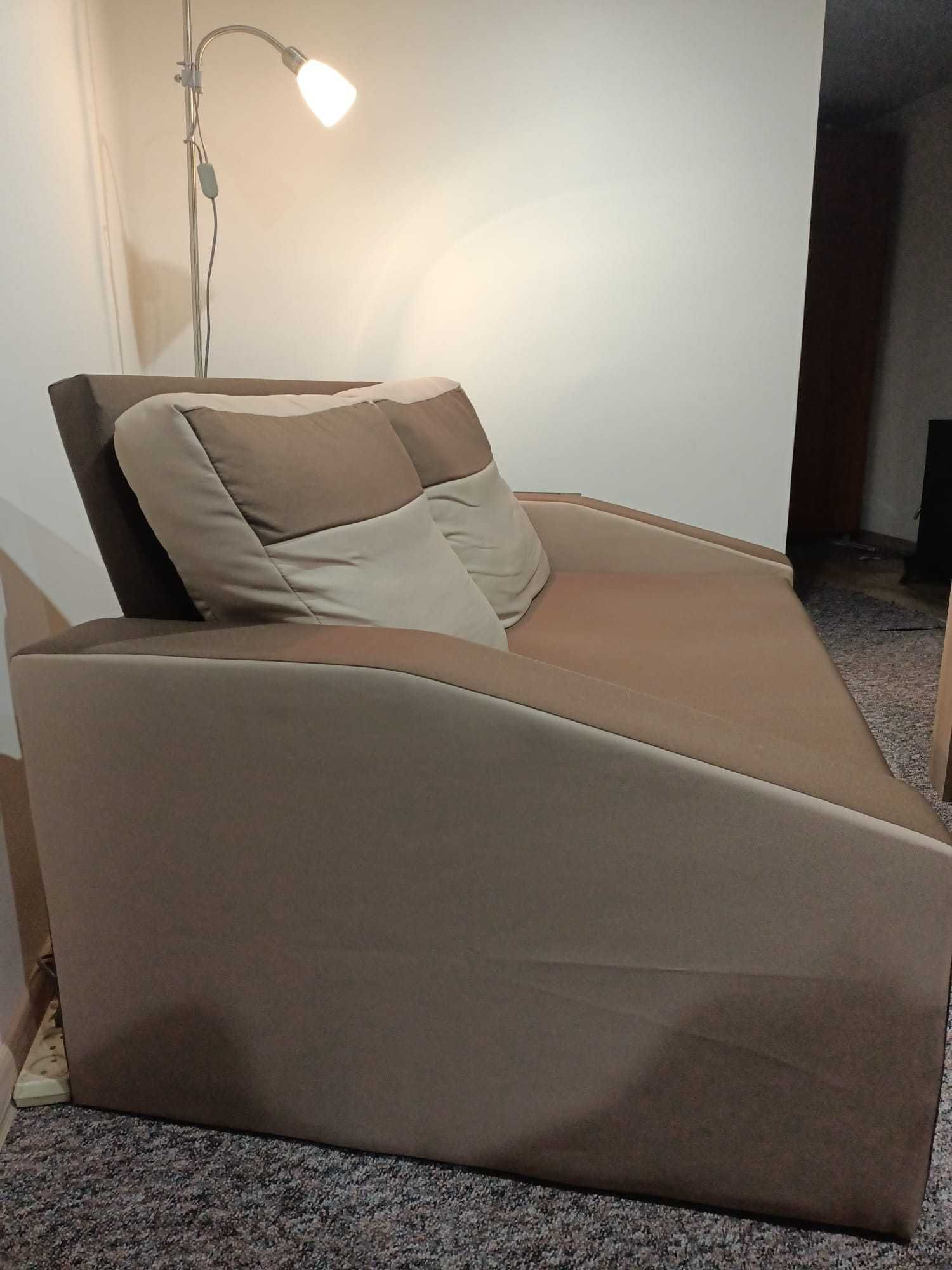 Sofa dwuosobowa w kolorze brązu i beżu