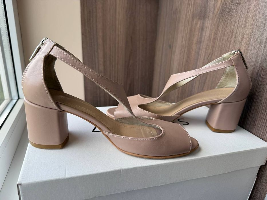 Босоніжки весняні шкіряні 37 розмір