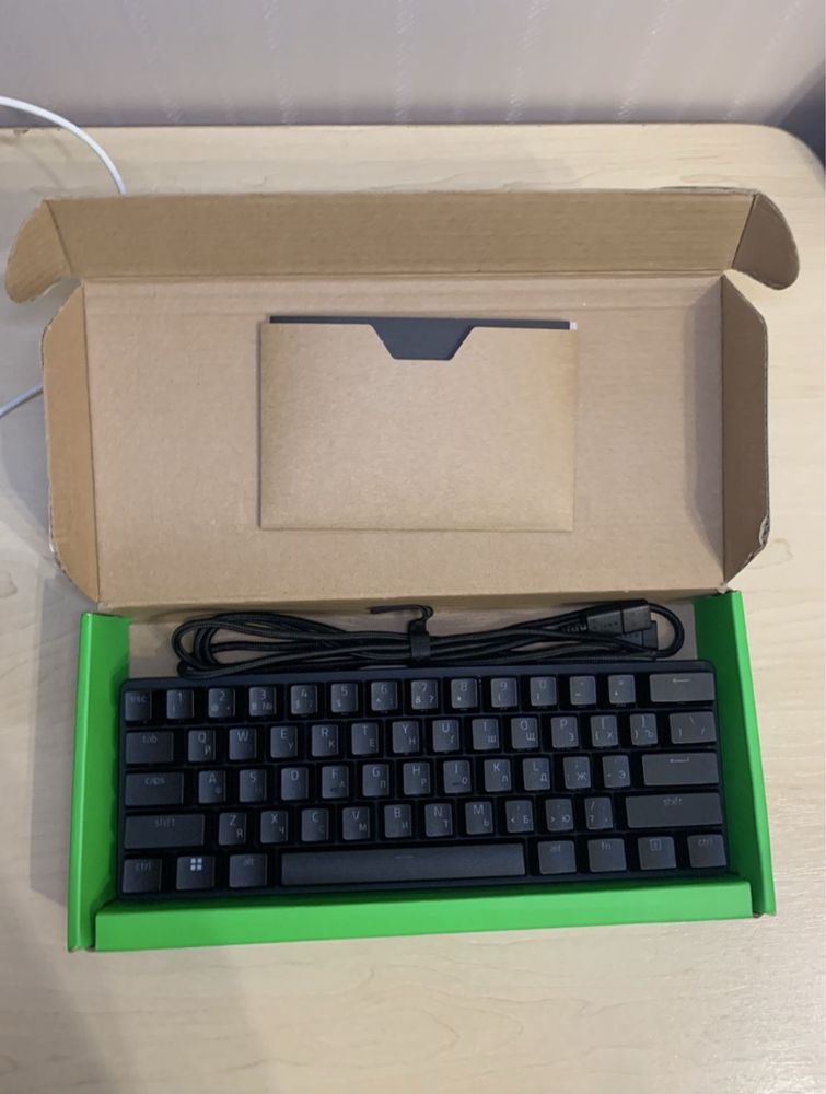 Ігрова клавіатура "Razer Hunstman Mini 60% на фіолетових перемикачах