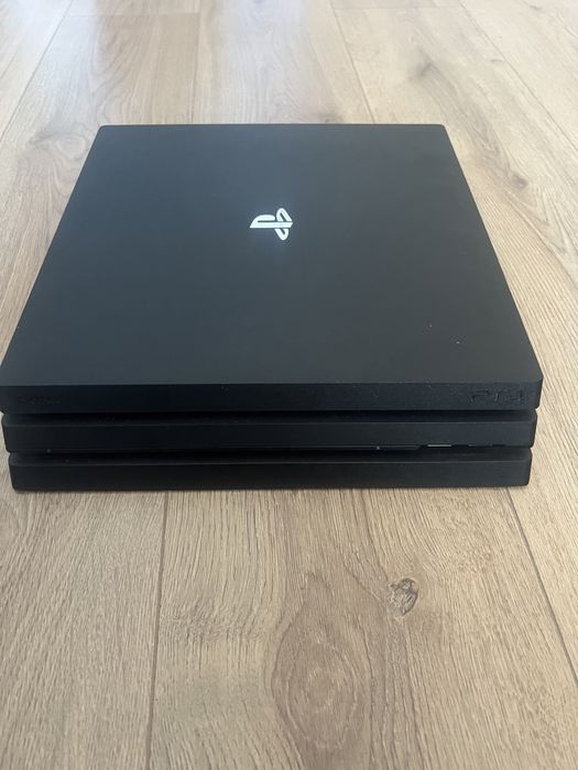 Playstation 4 Pro 1ТБ в гарному стані 2 оригинальні джойстики