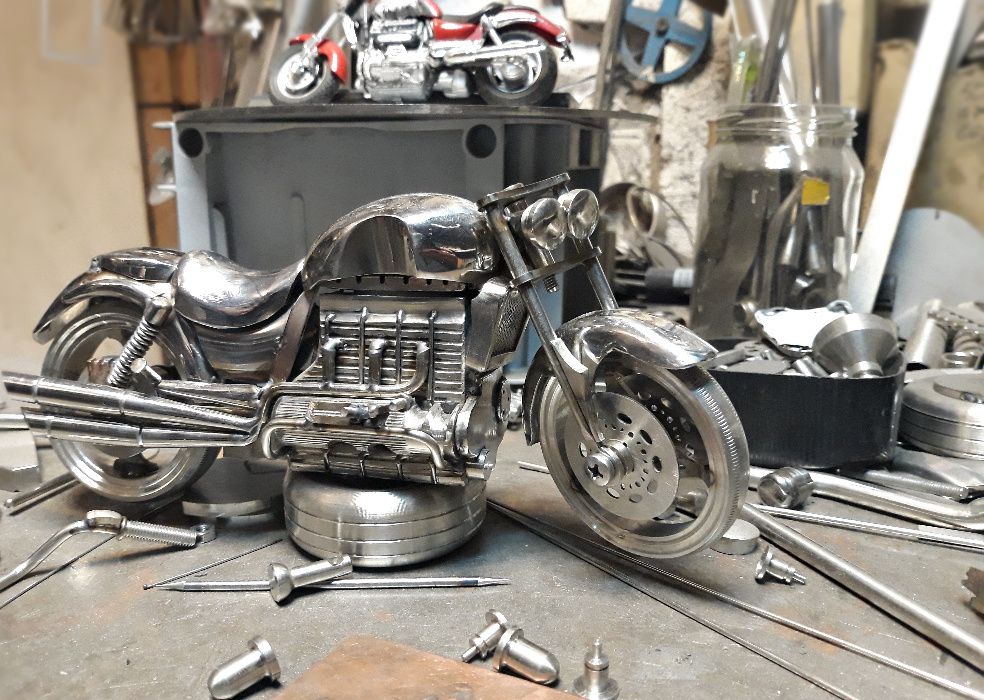 Prezent motocykl Triumph  metaloplastyka