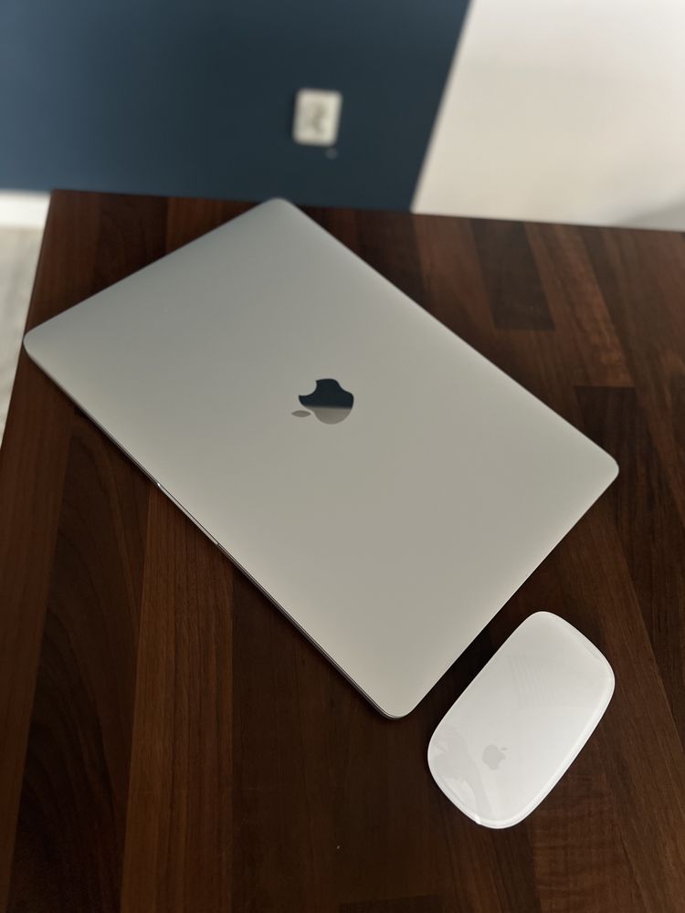 MacBook Pro 13" (2020) w Idealnym Stanie!