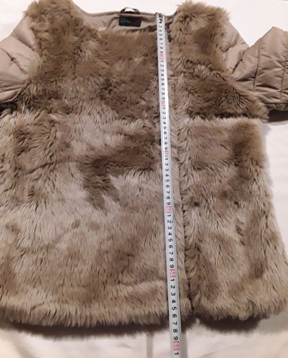 Jaqueta acolchoada bege com pelo sintético Stile Benetton, tamanho 44