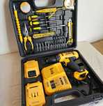Аккумуляторная дрель-шуруповерт DeWalt с набором инструментов
