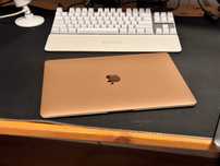 MacBook Air M1 2021 Rose Gold – Stan Perfekcyjny, 44 Cykle!