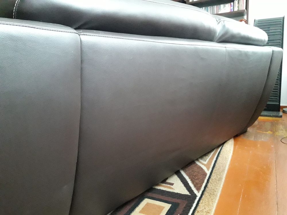 Skórzana brązowa kanapa z poduszkami