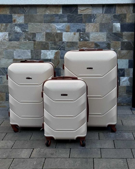 Пластиковый чемодан валіза полікарбонат Сумка НЕ ТРІСКАЄ Вализа 4 кола