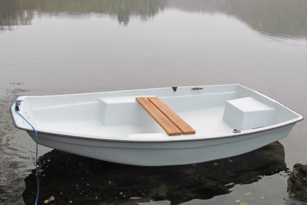 Wędkarska łódka zanętowa do wędkowania, pływania i wywożenia zanęty.
