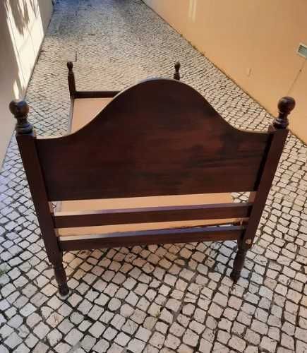 Cama individual em madeira