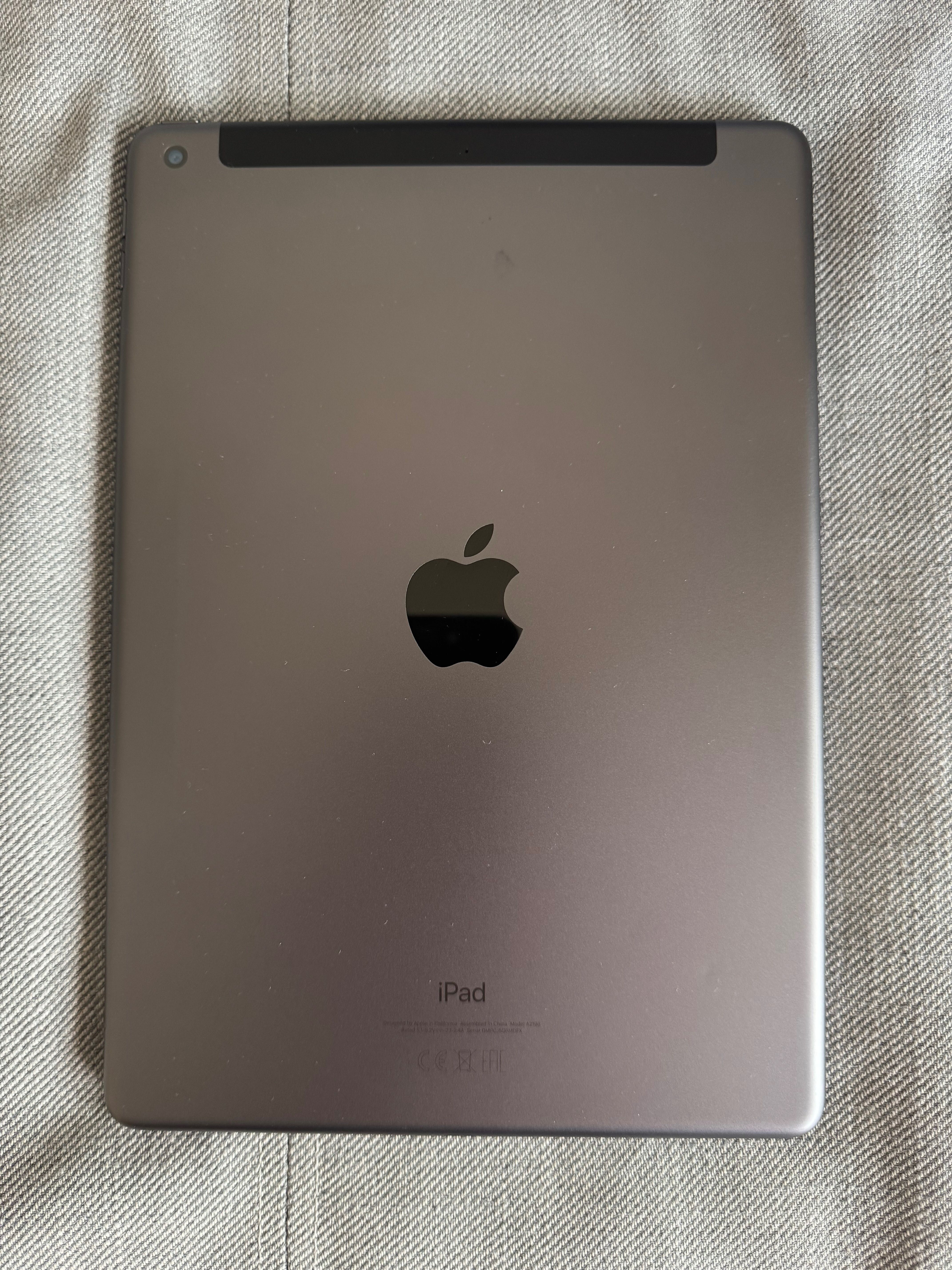 iPad 7ª geração 128GB Wi-Fi + Celular + Apple Pencil