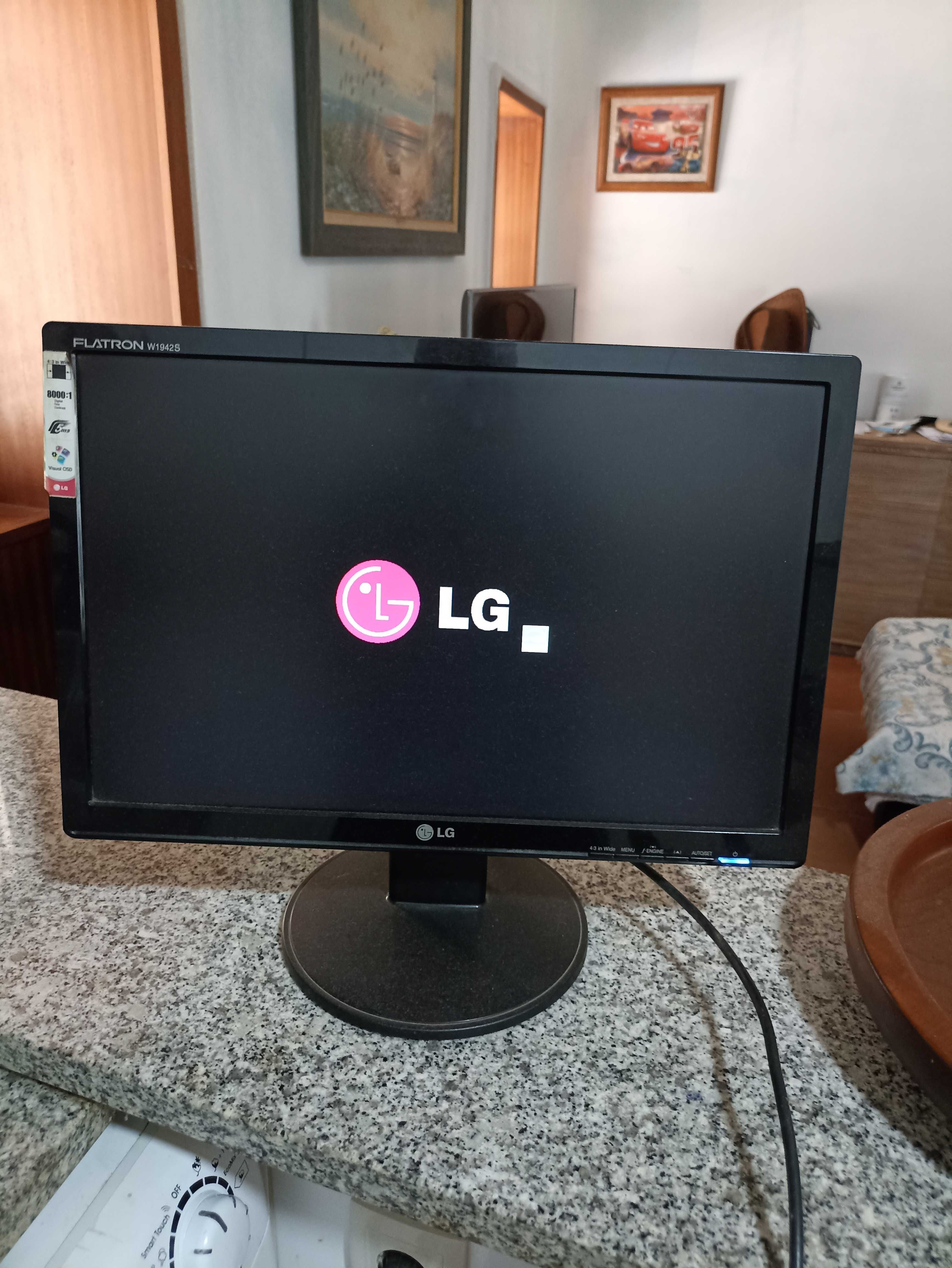 Monitor LG de computador a trabalhar