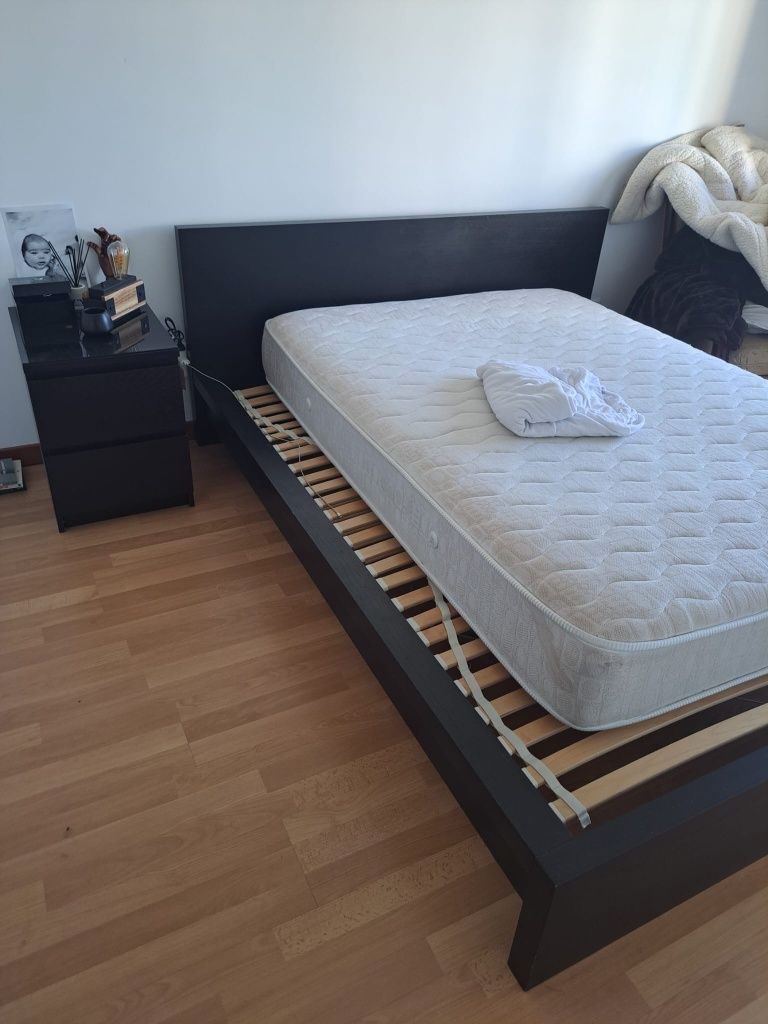 Cama de casal com mesa de cabeleireira