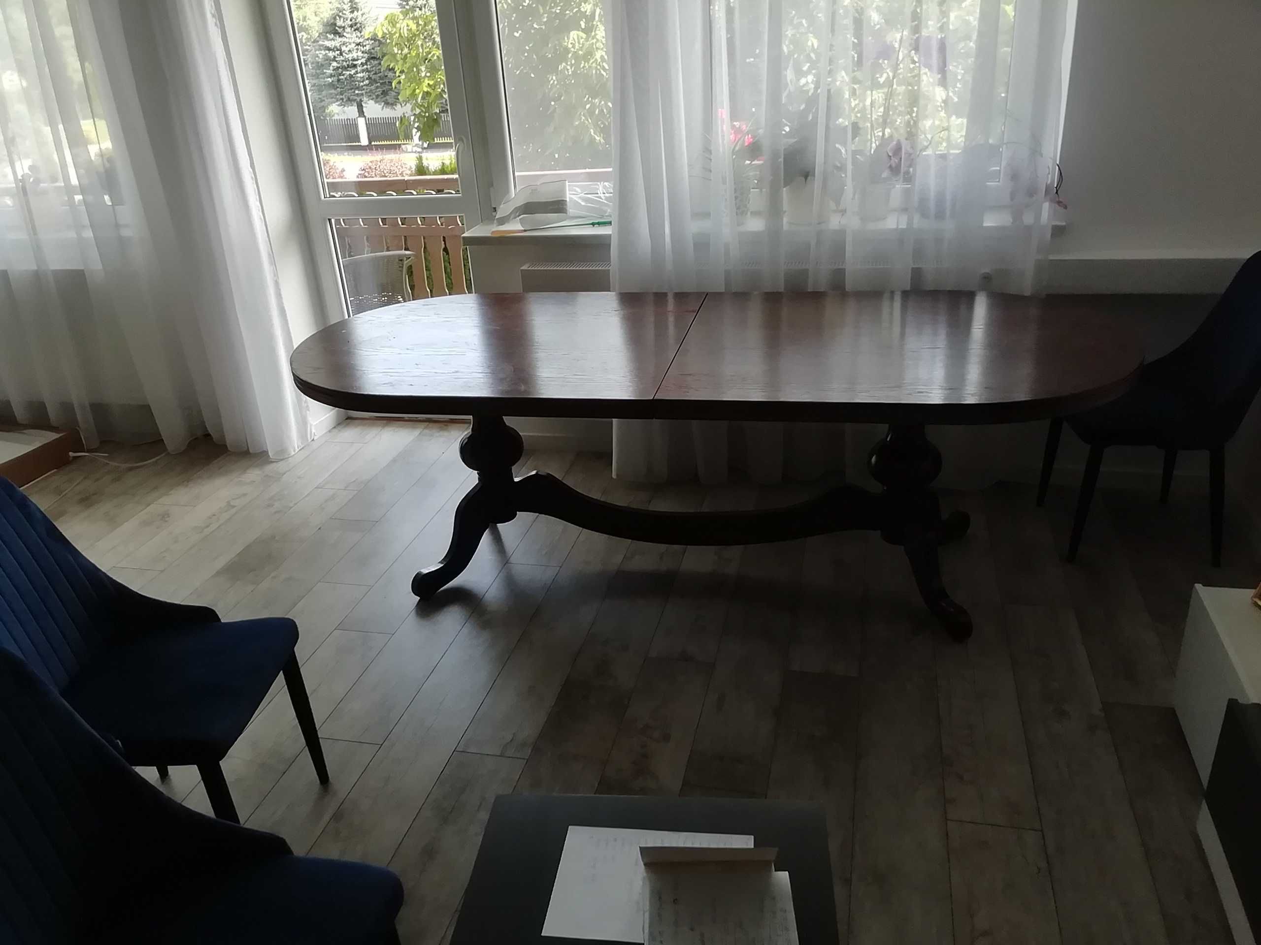Stół, solidny, duży, brąz.