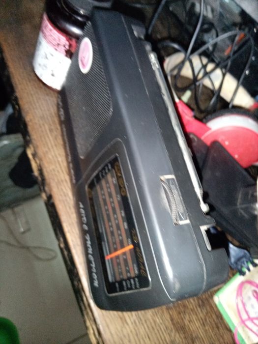 Радіоприймач грає гучно на батарейках і від кабеля