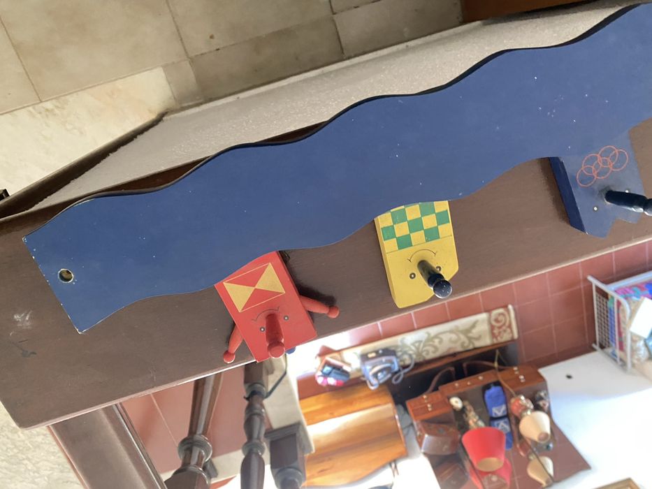 Cabide em madeira pintada para crianca