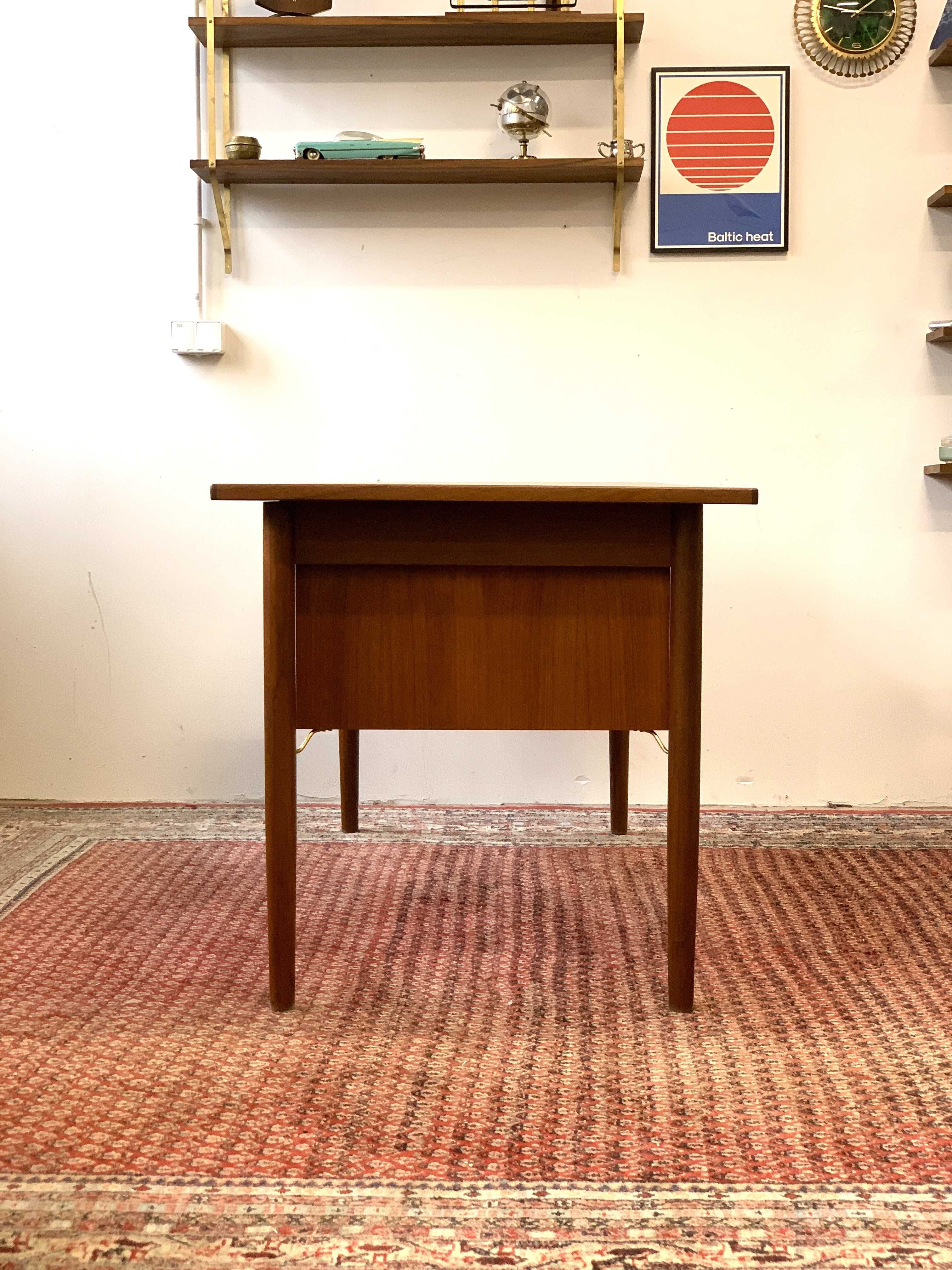 Wolnostojące biurko tekowe, Dania 60/70, vintage, mid-century modern.